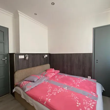 Apartmanhaz *